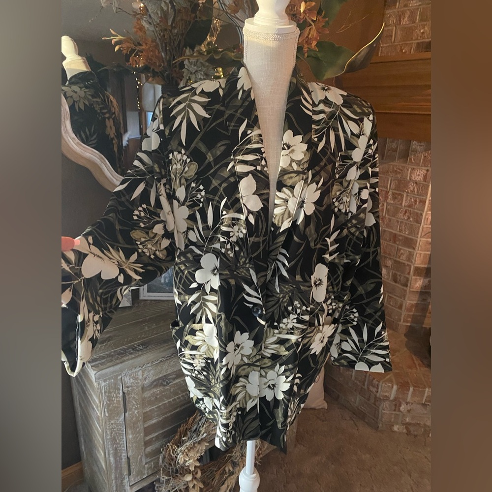 Kensington Square Beautiful Floral Blazer
